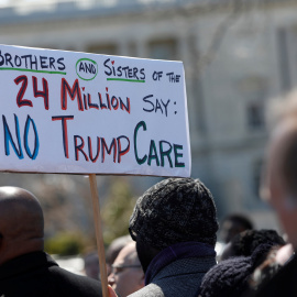 Manifestantes contra la anulación del sistema de salud puesto emprendido por el presidente Barak Obama, el Obamacare, frente al edificio del Capitolio, en Washington. REUTERS/Aaron P. Bernstein