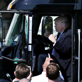 Donald Trump reacciona contra los manifestantes que protestan por la posible derogación del Obamacare. REUTERS/Carlos Barria