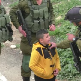 Un niño palestino de 8 años, llevado por soldados israelíes de casa en casa para delatar a quien tira piedras
