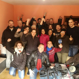 Miembros de la PAH de Leganés y de Leganemos con Tamara tras frenar el desahucio / TWITTER