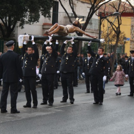 Policías nacionales sacan en procesión la imagen del Cristo de la Paz. Foto: Policía Nacional