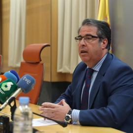 El director general de Tráfico, Gregorio Serrano, durante la rueda de prensa que ha ofrecido hoy en la sede de la Dirección General en Madrid para dar explicaciones sobre la supuesta adjudicación irregular de un piso de la Guardia Civil. EF