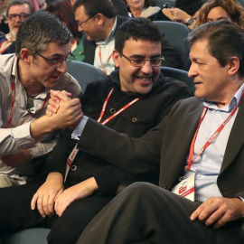 El presidente de la gestora del PSOE, Javier Fernández, y Eduardo Madina se estrechan la mano.EFE/ Chema Moya