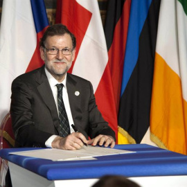 El presidente del Gobierno español, Mariano Rajoy, firma la "Declaración de Roma", que subraya la unidad e indivisibilidad de los Estados miembros. EFE/Antonello Nusca