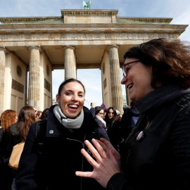 Irene Montero durante un acto frente a la Puerta de Brandemburgo. EFE/Felipe Trueba