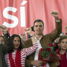 Pedro Sánchez canta "La internacional" al finalizar el acto en la localidad valenciana de Burjassot de su campaña como precandidato a las primarias del PSOE. EFE/Kai Försterling