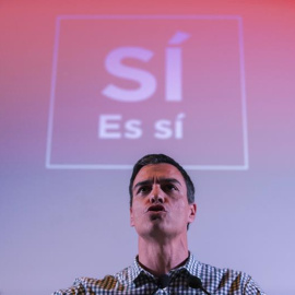 El exsecretario general del PSOE Pedro Sánchez, durante el encuentro con militantes en Ourense. /EFE