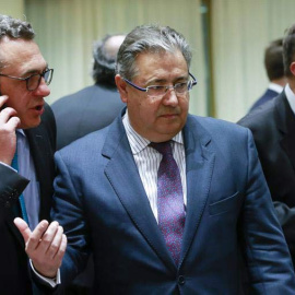 El ministro español del Interior, Juan Ignacio Zoido (centro), durante el Consejo de titulares europeos de Interior y de Justicia en Bruselas. | EFE