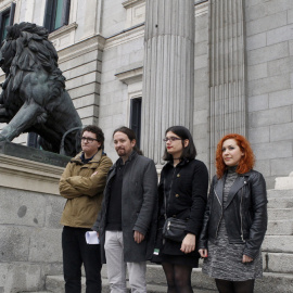El secretario general de Podemos, Pablo Iglesias (2i), acomapañado por la tuitera Cassandra Vera (2d), el humorista Facu Díaz, y la diputada Sara Carreño. EFE/Víctor Lerena