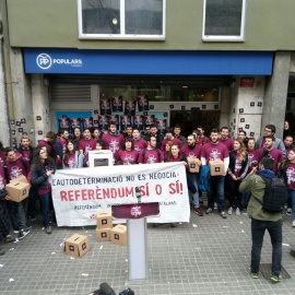 Medio centenar de personas del movimiento de la izquierda anticapitalista e indepedendista Arran se han concentrado este lunes en la sede del PP. ARRAN