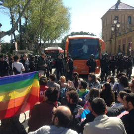 La Policía protege al autobús del odio, al que cientos de personas cortaron el paso en Sevilla. | D.C.