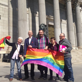 El presidente de FELTGB junto a otros miembros del colectivo antes de entrar en el Congreso para presentar su Proyecto de Ley. PÚBLICO