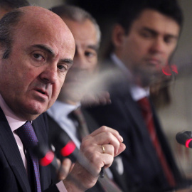 El ministro de Economía, Luis de Guindos (i), durante su intervención en un desayuno informativo celebrado en Madrid. EFE/Fernando Alvarado