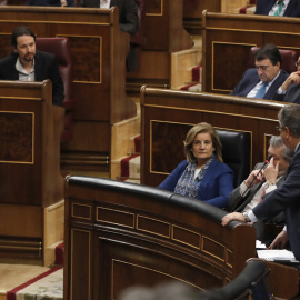 El ministro del Interior, Juan Antonio Zoido, se dirige al líder de Podemos, Pablo Iglesias, durante la sesión de control al Gobierno en el pleno del Congreso de los Diputados. EFE/Ballesteros