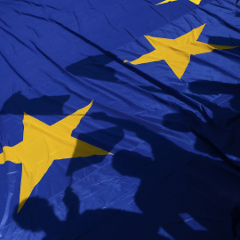 Manifestantes portan la bandera de la Unión Europea durante la reunión de los líderes europeos en Roma. REUTERS/Alessandro Bianchi