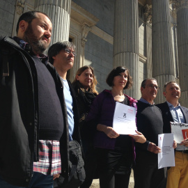 De izquierda a derecha: Joan Mena, diputado de En Comú Podem, Xavier Eritja, de ERC; Sònia Farré, de En Común Podem, Simona Levi, portavoz de Xnet; Juan Pedro Yllanes, de Podemos; y Enric Bataller, de Compromís. CDC