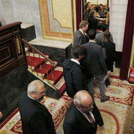 Varios diputados salen del hemiciclo. | EFE