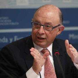 El ministro de Hacienda y Función Pública, Cristóbal Montoro, durante la presentación de los datos de déficit. | EFE
