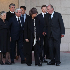 El rey Juan Carlos (d) y la reina Sofía (3d), junto a otros miembros de la familia Borbón, a su salida del Tanatorio de La Paz de Madrid, donde asistieron a una misa funeral de la infanta Alicia de Borbón-Parma.- EFE/J. J. Guillén