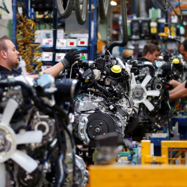 Trabajadores en una línea de montaje de la planta de Ford en la localidad valenciana de Almussafes. REUTERS