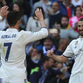 Karim Benzema celebra el primer gol del partido junto a Cistiano Ronaldo. REUTERS/Sergio Pérez
