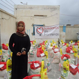 Faten, de Solidarios Sin Fronteras, repartiendo la ayuda en Yemen