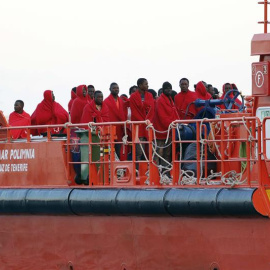 Llegada al puerto de Almeria de 33 inmigrantes rescatados por Salvamento Marítimio el pasado viernes.- EFE / Ricardo García.