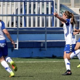 El único club de fútbol femenino de la capital aragonesa compite en primera división, pero carece de estadio y se ve obligado a alquilar campos para que sus nueve equipos puedan entrenar y jugar