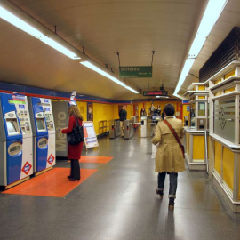 Unas máquinas expendedoras frente a unas taquillas en una estación de Metro de Madrid.