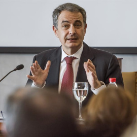 El expresidente del Gobierno José Luis Rodríguez Zapatero durante la clausura de unas jornadas organizadas en Sevilla. EFE/Raúl Caro