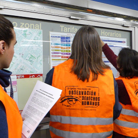 Las Brigadas Vecinales, durante una acción contra las redadas racistas en el metro de Madrid. / BVODH