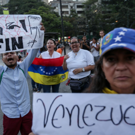 Venezolanos salieron hoy, viernes 31 de marzo de 2017, a protestar en contra del Tribunal Supremo de Justicia (TSJ), en Caracas (Venezuela). Caracas fue hoy escenario de dos pequeñas protestas en contra de la decisión del Tribunal Supremo d