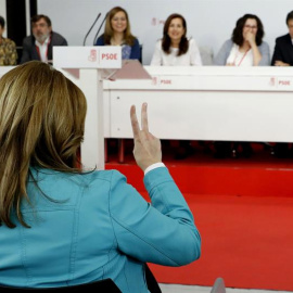 Susana Díaz (de espaldas) se dirige a los miembros de la mesa presidencial durante la reunión que el Comité Federal del PSOE celebra este sábado en la sede de Ferraz, en Madrid, para fijar la fecha de las primarias de mayo en las que se ele