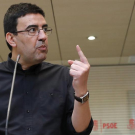 El portavoz y responsable de Comunicación y Organización de la Comisión Gestora, Mario Jiménez, al término de la reunión que el Comité Federal del PSOE celebrado en la sede de Ferraz, en Madrid. EFE/Juan Carlos Hidalgo