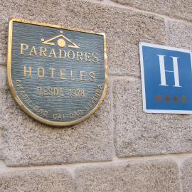 Emblema de Paradores a la entrada de uno de sus establecimientos. E.P.