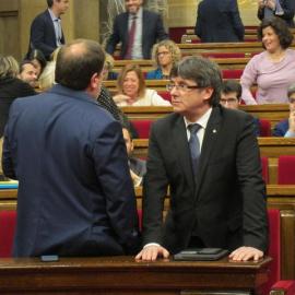 El president de la Generalitat, Carles Puigdemont, con el vicepresident, Oriol Junquera, en el Parlament. E.P.