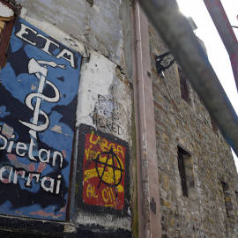Un graffiti representa el logo del grupo terrorista ETA en un pueblo del País Vasco, Bermeo.ANDER GILLENEA / AFP