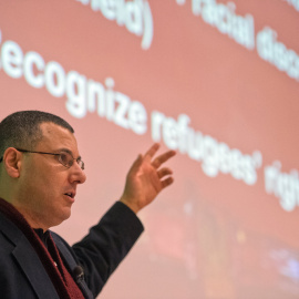 El activistas palestino Omar Barghouti en su discurso durante la conferencia en la ULB Universidad de Bruselas, en abril de 2013 .AFP PHOTO / BELGA - ERIC LALMAND ERIC LALMAND / BELGA / AFP