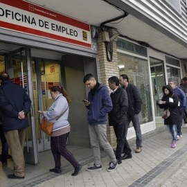 Personas esperando para entrar en una oficina de empleo de la Comunidad de Madrid.