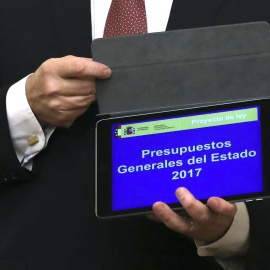 El ministro de Hacienda, Cristóbal Montoro, ha entregado a la presidenta del Congreso, Ana Pastor, el proyecto de Presupuestos Generales del Estado para 2017. EFE/J. J. Guillén