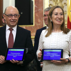 El ministro de Hacienda, Cristóbal Montoro, ha entregado hoy a la presidenta del Congreso, Ana Pastor, el proyecto de Presupuestos Generales del Estado para 2017 / EFE