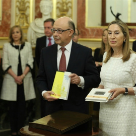 Imagen del ministro de Hacienda entregando los Presupuestos a la presidenta del Congreso / EUROPA PRESS