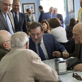 Rajoy con unos pensionistas, en un acto de campaña.EFE