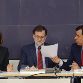 El presidente del Partido Popular, Mariano Rajoy (c), la secretaria general, María Dolores de Cospedal, y el coordinador general, Fernando Martínez-Maillo (d), durante la primera reunión del Comité Ejecutivo Nacional con los nuevos barones.