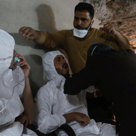 Un hombre respira con una máscara después del supuesto ataque con gas en el norte de Siria. /REUTERS