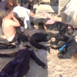 Cuerpos tendidos tras el ataque aéreo en Jan Sheijun (Siria). /REUTERS