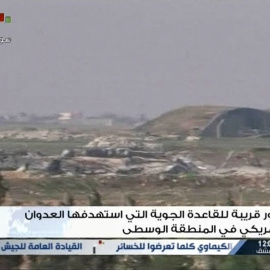 Imagen de la televisión siria donde se muestra la base militar destruida por los misiles de EEUU. /REUTERS