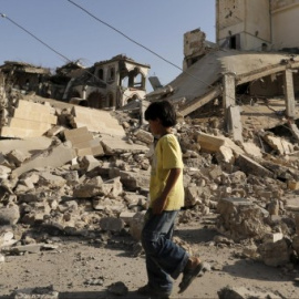 Un niño pasea entre los escombros en Yemen.