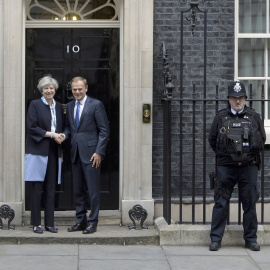 La primera ministra británica, Theresa May, junto al presidente del Consejo Europeo, Donald Tusk, en las afueras del en Londres. REUTERS/Hannah McKay