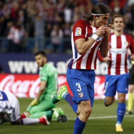 El defensa brasileño del Atlético de Madrid, Filipe Luis, celebra el gol anotado ante la Real Sociedad. - EFE